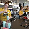 Recup-Pfandbecher statt Einweg: In Webers Backstube und Caféhaus in Friedrichshafen schenkt Filialleiterin Catarina d&lsquo;Aquaro ...