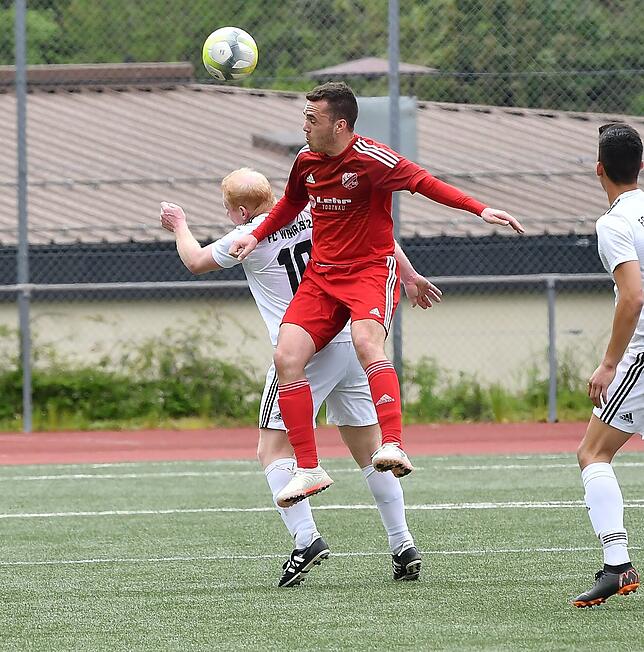 Fair geht vor: Weil der SC Minseln im Pokalspiel nach einer Verletzung nur noch neun Feldspieler auf dem Platz hatte, ging Yannik Lais ...