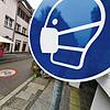 In der Altstadt von Überlingen besteht ein Maskengebot. Auf Maske kann verzichtet werden, wenn ein Abstand zum Nächsten von 1,5 Metern ...