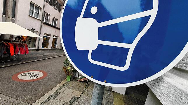 In der Altstadt von Überlingen besteht ein Maskengebot. Auf Maske kann verzichtet werden, wenn ein Abstand zum Nächsten von 1,5 Metern ...