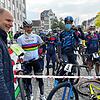 Kurz vor dem Rennen der Profis überreicht OB Bernd Häusler (links) ein Geschenk an den Mountainbike-Weltmeister Andreas Seewald. ...