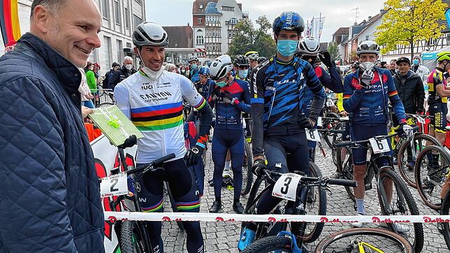 Kurz vor dem Rennen der Profis überreicht OB Bernd Häusler (links) ein Geschenk an den Mountainbike-Weltmeister Andreas Seewald. ...
