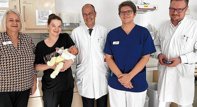 Dörte Truxa-Rees (Zweite von links) hat ihre Tochter im Schwarzwald-Baar Klinikum drei Tage nach der Geburt gegen RSV impfen lassen. Das ...