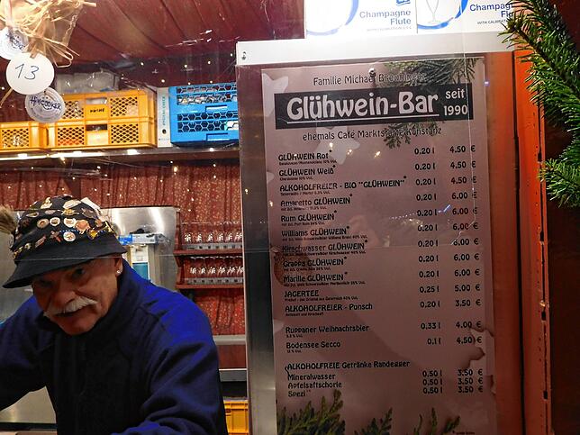 Michael Bräuninger an seinem Stand. Neben ihm hängt die Preisliste.