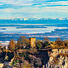 Die Festungsruine Hohentwiel, das Wahrzeichen von Singen – und dahinter der Bodensee, die Reichenau, noch mehr Bodensee und die ...
