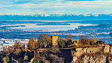 Die Festungsruine Hohentwiel, das Wahrzeichen von Singen – und dahinter der Bodensee, die Reichenau, noch mehr Bodensee und die ...