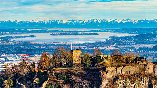 Die Festungsruine Hohentwiel, das Wahrzeichen von Singen – und dahinter der Bodensee, die Reichenau, noch mehr Bodensee und die ...