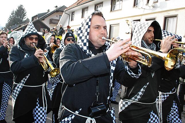 Bild 6: Herrischrieder Dorffasnacht: Hooriwälder und Dorfbuebe zeigen beeindruckende Masken