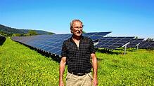 Eberhard Koch vom BUND-Kreisverband Konstanz zeigt, wie aus einem ehemaligen Acker nicht nur ein Solarpark, sondern auch ein Lebensraum ...