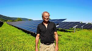 Eberhard Koch vom BUND-Kreisverband Konstanz zeigt, wie aus einem ehemaligen Acker nicht nur ein Solarpark, sondern auch ein Lebensraum ...