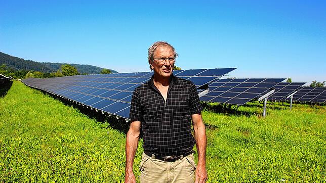 Eberhard Koch vom BUND-Kreisverband Konstanz zeigt, wie aus einem ehemaligen Acker nicht nur ein Solarpark, sondern auch ein Lebensraum ...
