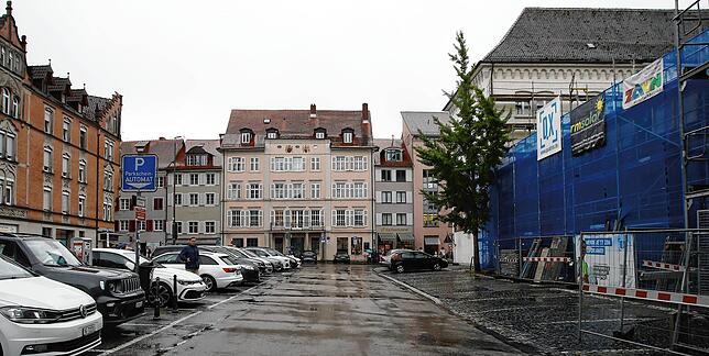Zwischen Bürgersaal und Turnhalle (rechts) und den Parkbuchten auf der östlichen Platzseite (links) befindet sich der Mönchsfriedhof.