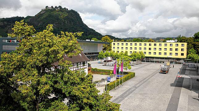 Der Rathausplatz zwischen Stadthalle und Holiday-Inn-Hotel wurde zum Tatort einer Auseinandersetzung. Fünf Tatverdächtige sollen das ...