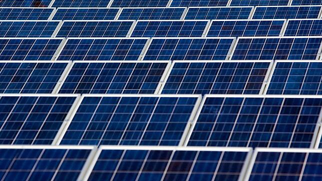 Eine auf einem Dach montierte Photovoltaikanlage. In Murg soll getestet werden, wie vor Ort produzierter Strom vor Ort verbraucht werden ...