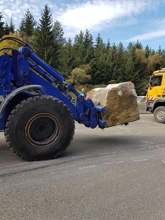 Bild 3: Bilder vom Abtransport des Felsbrockens auf der A81 nach dem Unfall nahe Trossingen
