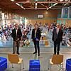 Auf der Bühne der Schloßbühlhalle in Mühlingen kurz vor dem Einstieg in die Podiumsdiskussion (von links): Jörg-Peter Rau, Mitglied der ...