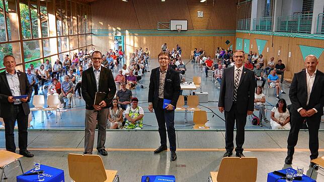 Auf der Bühne der Schloßbühlhalle in Mühlingen kurz vor dem Einstieg in die Podiumsdiskussion (von links): Jörg-Peter Rau, Mitglied der ...