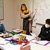 Laura Redlich, Inhaberin der Matheschule Konstanz, gibt der 16-jährigen Catalina Lochow und dem 15-jährigen Raffael Pelherbe Nachhilfe. ...