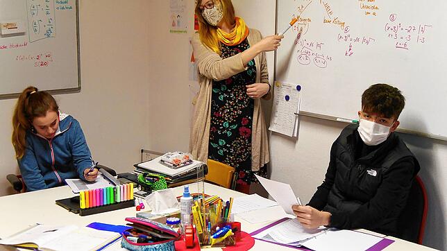 Laura Redlich, Inhaberin der Matheschule Konstanz, gibt der 16-jährigen Catalina Lochow und dem 15-jährigen Raffael Pelherbe Nachhilfe. ...