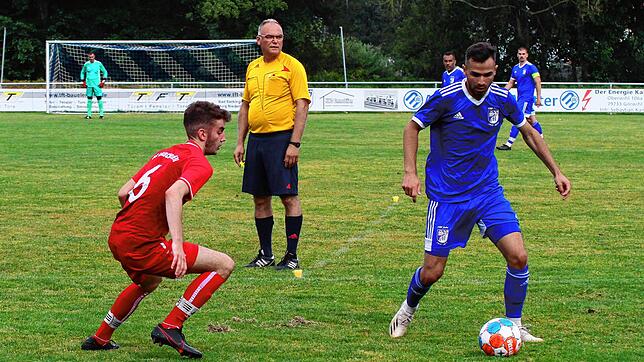 Er trifft: Gökalp Uyar (rechts) rettete dem SV BW Murg kurz vor dem Ende des Derbys beim FC 08 Bad Säckingen das Remis mit seinem ...
