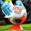 Da hilft auch das Desinfizieren des Balles, wie hier im vergangenen Jahr in der Premiere League, nicht: Durch die aktuelle Corona-Lage ...