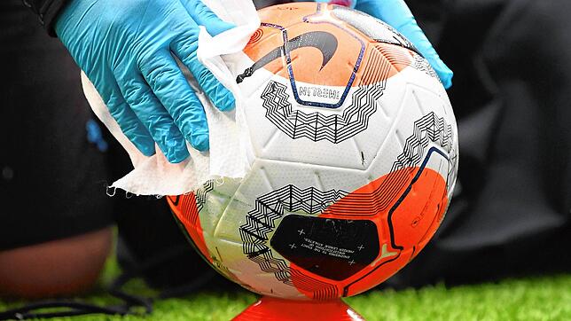 Da hilft auch das Desinfizieren des Balles, wie hier im vergangenen Jahr in der Premiere League, nicht: Durch die aktuelle Corona-Lage ...