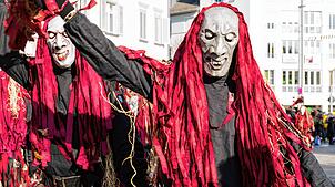 Die Teuringer Johle treiben in der Fasnet bei Umzügen ihr Unwesen. Auch bei den nächsten. Archivbild: Annette Bengelsdorf