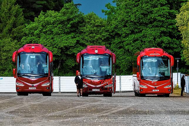 Die drei Busse des FC Liverpool zeigen, welch prominente Mannschaft in Villingen zu Gast ist.