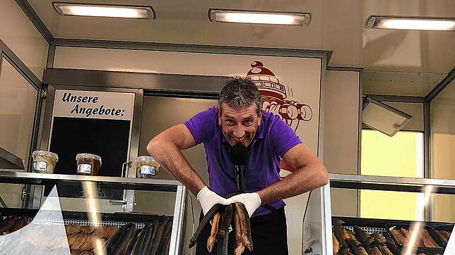 Der bekannte „Aal-Hinnerk“, das Original vom Hamburger Fischmarkt, ist auch in Todtmoos dabei und bietet seinen Räucherfisch feil. Bild: ...