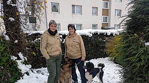 Tierärztin Andrea Luge und die Schopfheimer Tierphysiotherapeutin Petra Seidl (rechts) mit ihren Mantrailern. Sie dürfen künftig nicht ...