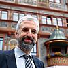 Boris Palmer (parteilos), Tübingens Oberbürgermeister, lächelt in der Innenstadt in die Kamera des Fotografen. Foto: Silas Stein, dpa