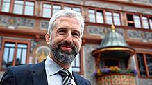 Boris Palmer (parteilos), Tübingens Oberbürgermeister, lächelt in der Innenstadt in die Kamera des Fotografen. Foto: Silas Stein, dpa