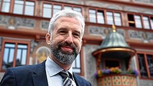 Boris Palmer (parteilos), Tübingens Oberbürgermeister, lächelt in der Innenstadt in die Kamera des Fotografen. Foto: Silas Stein, dpa