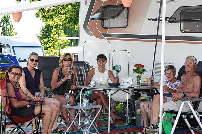 Die langjährigen Gäste Gisela und Herbert Kampeis (rechts) feieren ihren 56. Hochzeitstag mit Freunden und Familie am verlängerten ...