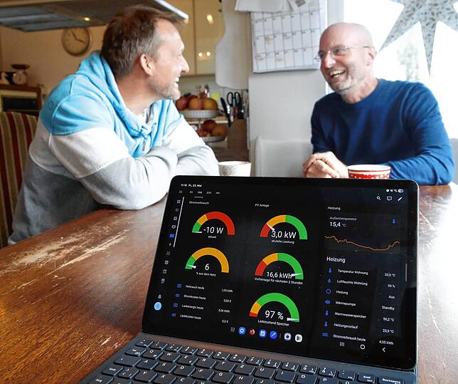 Strom sparen kann auch richtig Spaß machen, wissen Arne Gülzow (links) und Christoph Lukas (rechts), die auf Tablet oder Smartphone ...