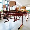 Leere Klassenzimmer wird es in den nächsten Wochen durch die Corona-Pandemie immer wieder geben. Doch auch der Lehrermangel erschwert ...