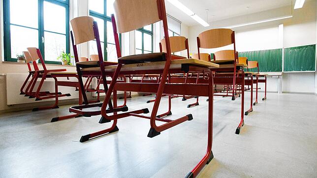Leere Klassenzimmer wird es in den nächsten Wochen durch die Corona-Pandemie immer wieder geben. Doch auch der Lehrermangel erschwert ...