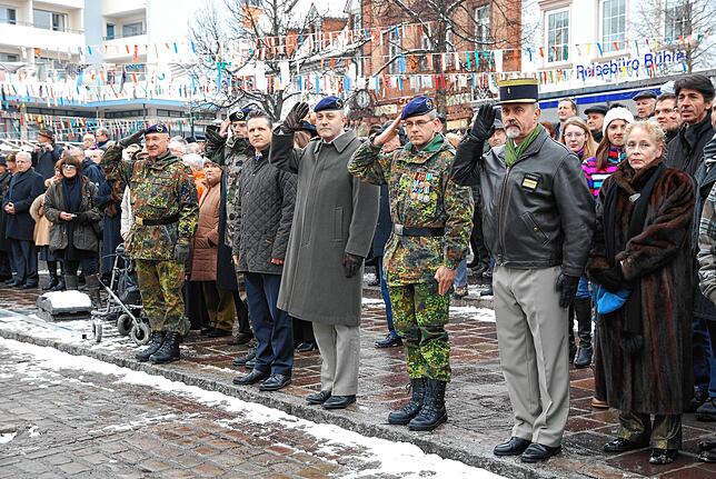 Nehmen mit dem gebotenen Ernst die Parade in der Karlstraße ab: OB Thorsten Frei mit hohen Offizieren der Bundeswehr und der ...