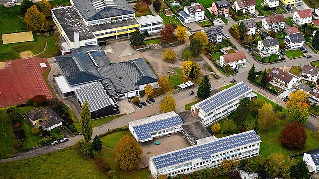Erste Corona-Tests gab es am Montag in der Grafen-von-Zimmern-Realschule. Unser Bild zeigt das Schulzentrum von Meßkirch &ndash; oben ...