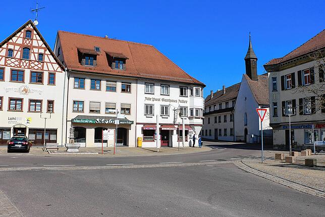 Die neue Baustelle beginnt am Adlerplatz im Kurvenbereich. Die Ziegelbühlstraße (rechts) in Richtung Rohrdorf wird für zwei Jahre gesperrt.