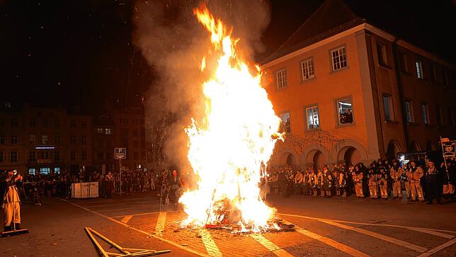 Bild 8: Mit der Fasnachtsverbrennung endet die fünfte Jahreszeit in Konstanz