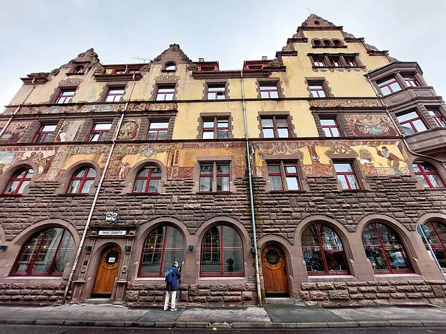 Die Sanierung und Restaurierung der Fassade wird aufwändig, denn das Hotel Graf Zeppelin ist sehr groß.