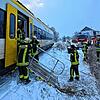 Die Feuerwehr evakuiert am 4. Dezember auf Höhe des Galluswegs in Hüfingen rund 150 Fahrgäste aus einem liegen geblieben S-Bahn-Zug.