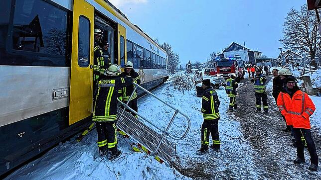 Die Feuerwehr evakuiert am 4. Dezember auf Höhe des Galluswegs in Hüfingen rund 150 Fahrgäste aus einem liegen geblieben S-Bahn-Zug.