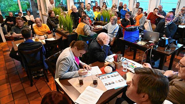 Die CDU-Wahlversammlung wird von zahlreichen Bürgerinnen und Bürgern aus Unterkirnach aufmerksam verfolgt. Die Kandidaten stellen sich ...