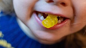 Nahrungsergänzungsmittel für Kinder sehen Süßigkeiten nicht selten zum Verwechseln ähnlich.