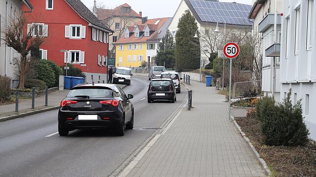 In der Mainaustraße in Allmannsdorf Richtung Ortsausgang gilt Tempo 50.