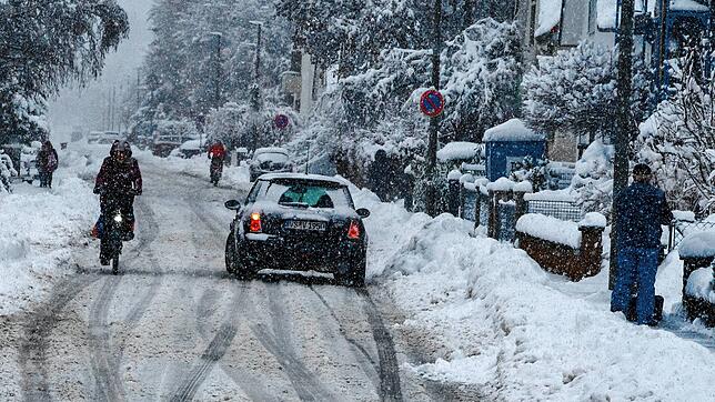 Die Schneehaufen an den Straßenrändern wachsen. Die Villinger Südstadt versinkt seit Donnerstag im Schnee.