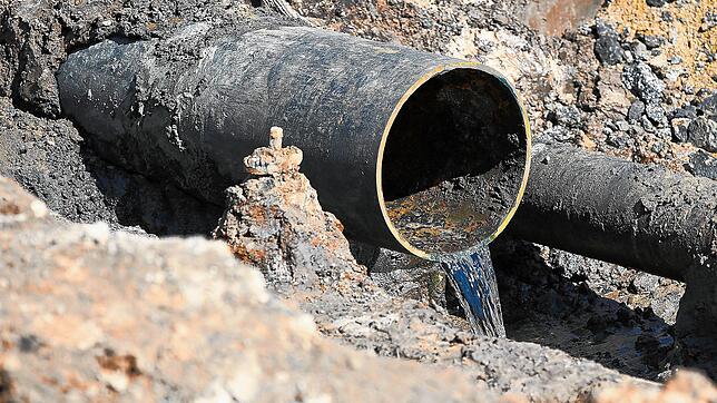 Defekte Wasserleitungen (Symbolbild) verursachen hohe Kosten. In Orsingen-Nenzingen will der Gemeinderat aktuell lieber auf günstigere ...