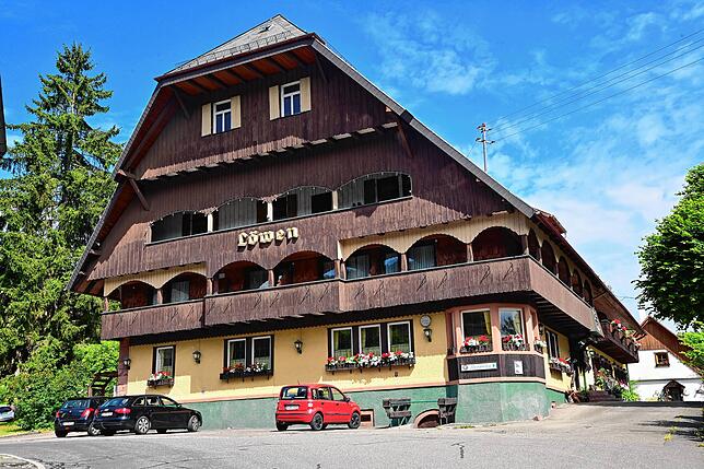 Historische Gebäude wie das ehemalige Gasthaus Löwen prägen das Ortsbild.